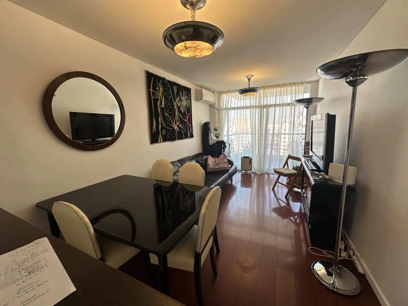 espejo redondo antiguo en una sala moderna