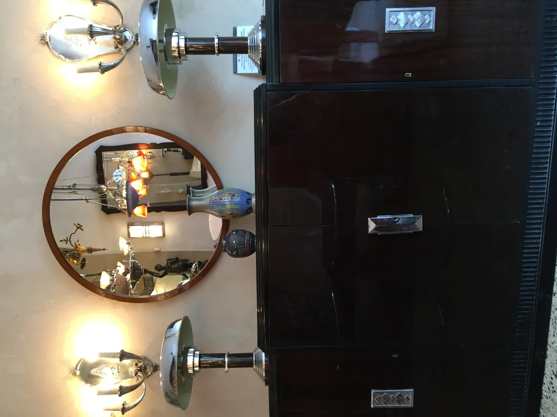 Specchio rotondo antico con cornice in legno e atmosfera classica.