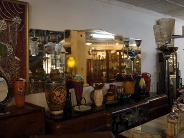 miroir ancien dans un environnement avec des vases colorés