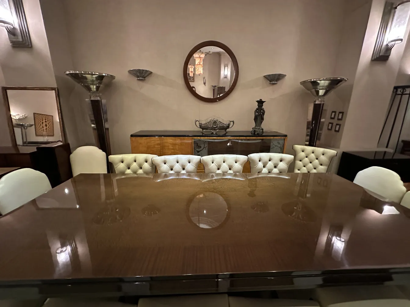 espelho redondo antigo em uma sala elegante com móveis