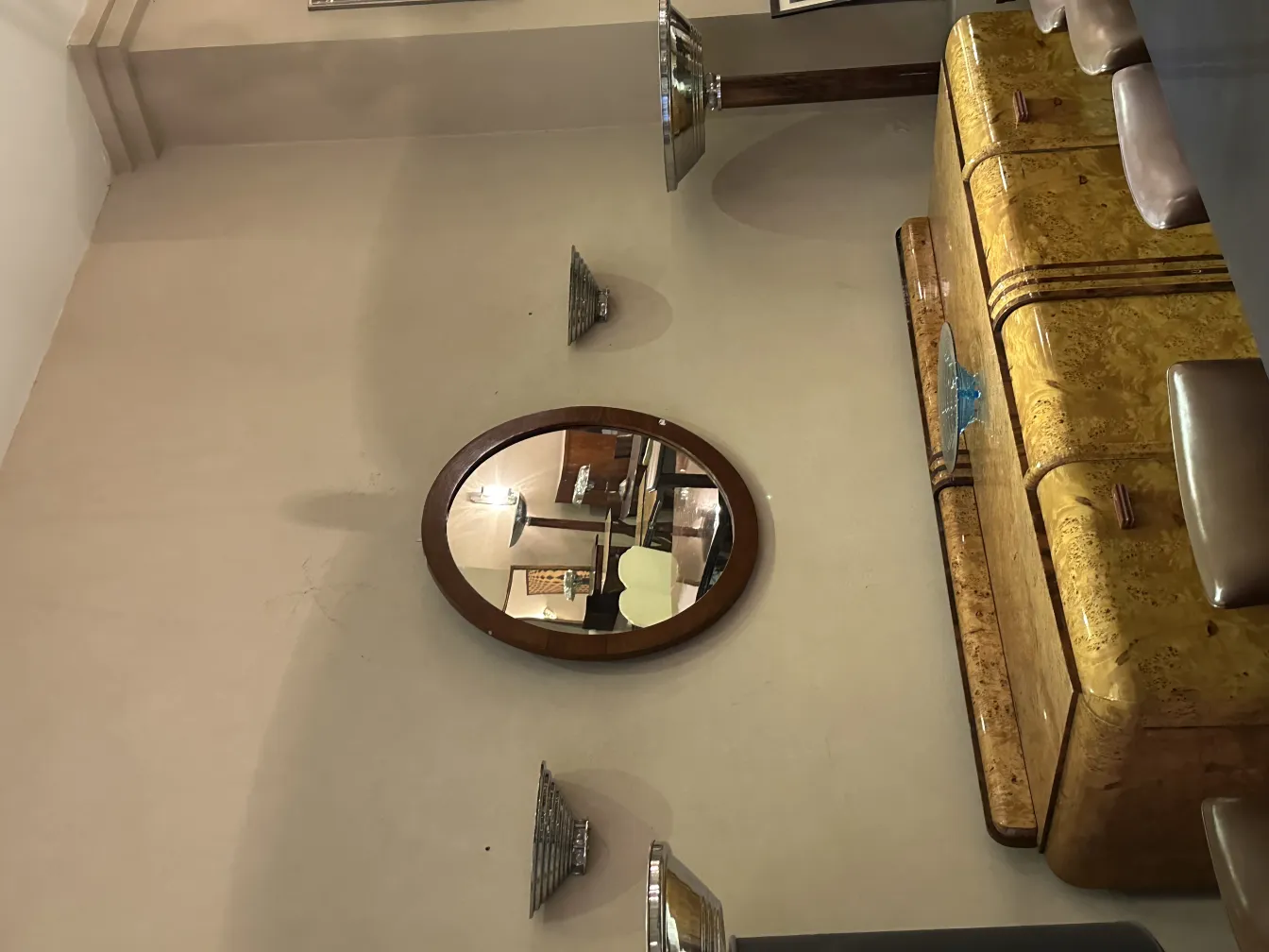 espelho antigo com moldura redonda em uma parede decorativa