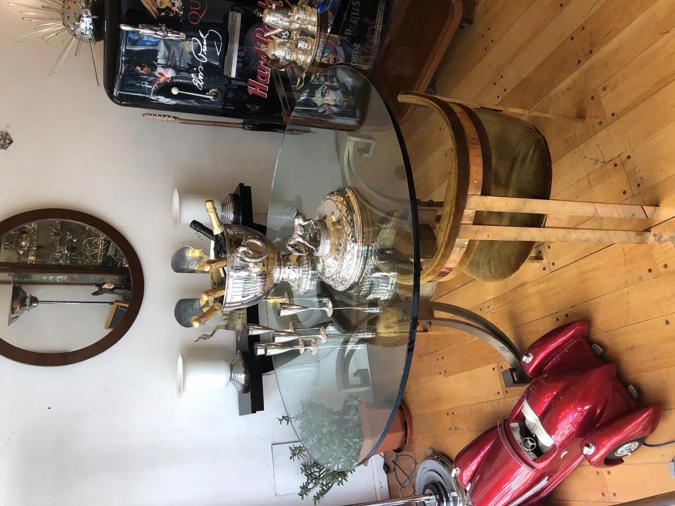 antiker wandspiegel mit rahmen in einem vintage-rahmen