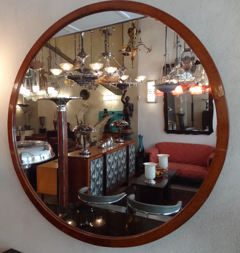 miroir ancien rond avec décorations et ambiance élégante