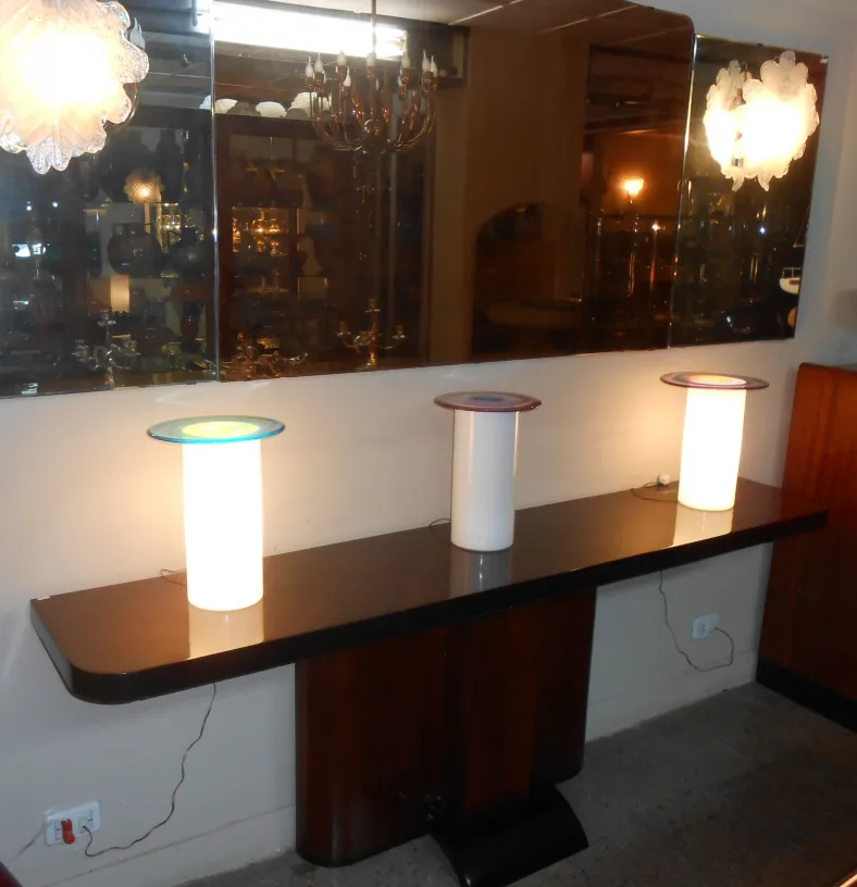 espelho decorativo antigo na parede refletindo luz