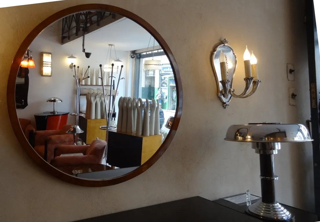 espelho antigo redondo em um ambiente decorado com luz suave