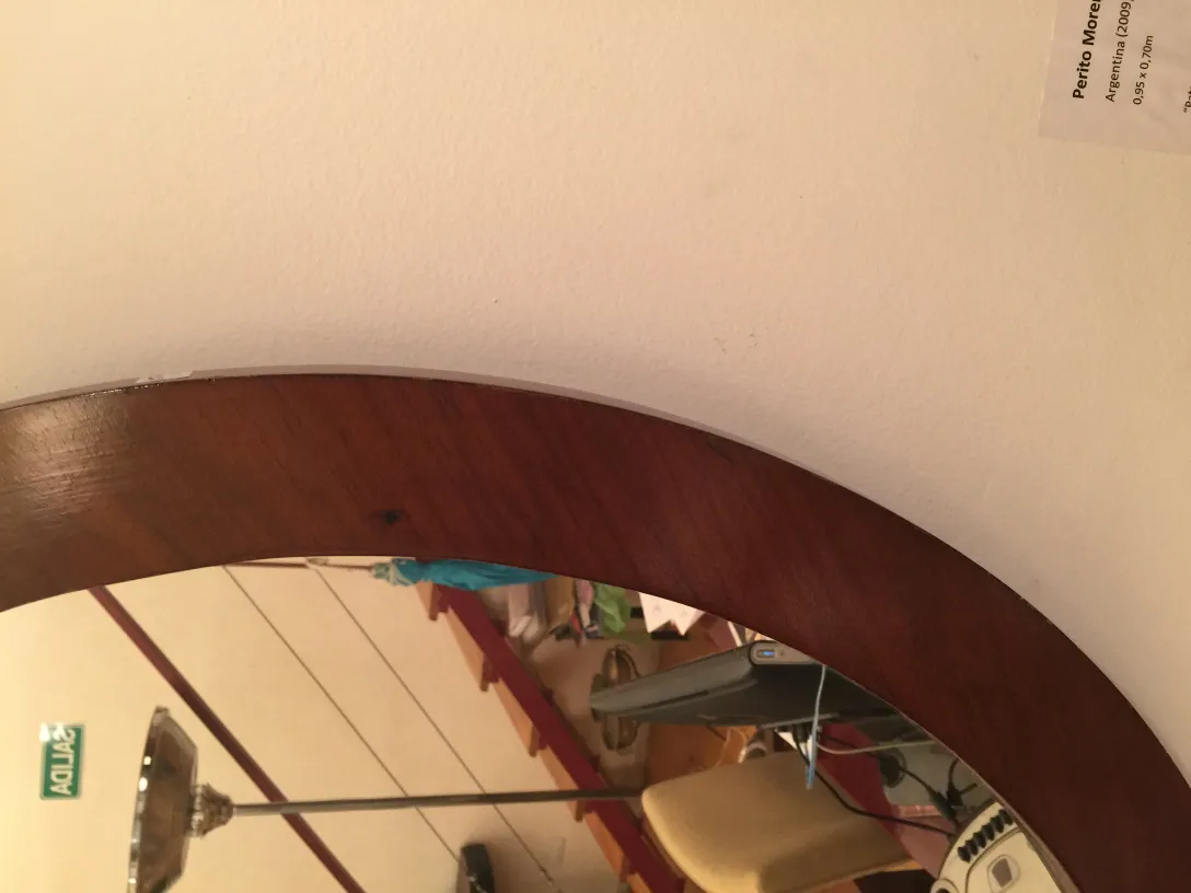 Dekorativer alter Spiegel in einem Innenraum mit sanften Lichtdetails.