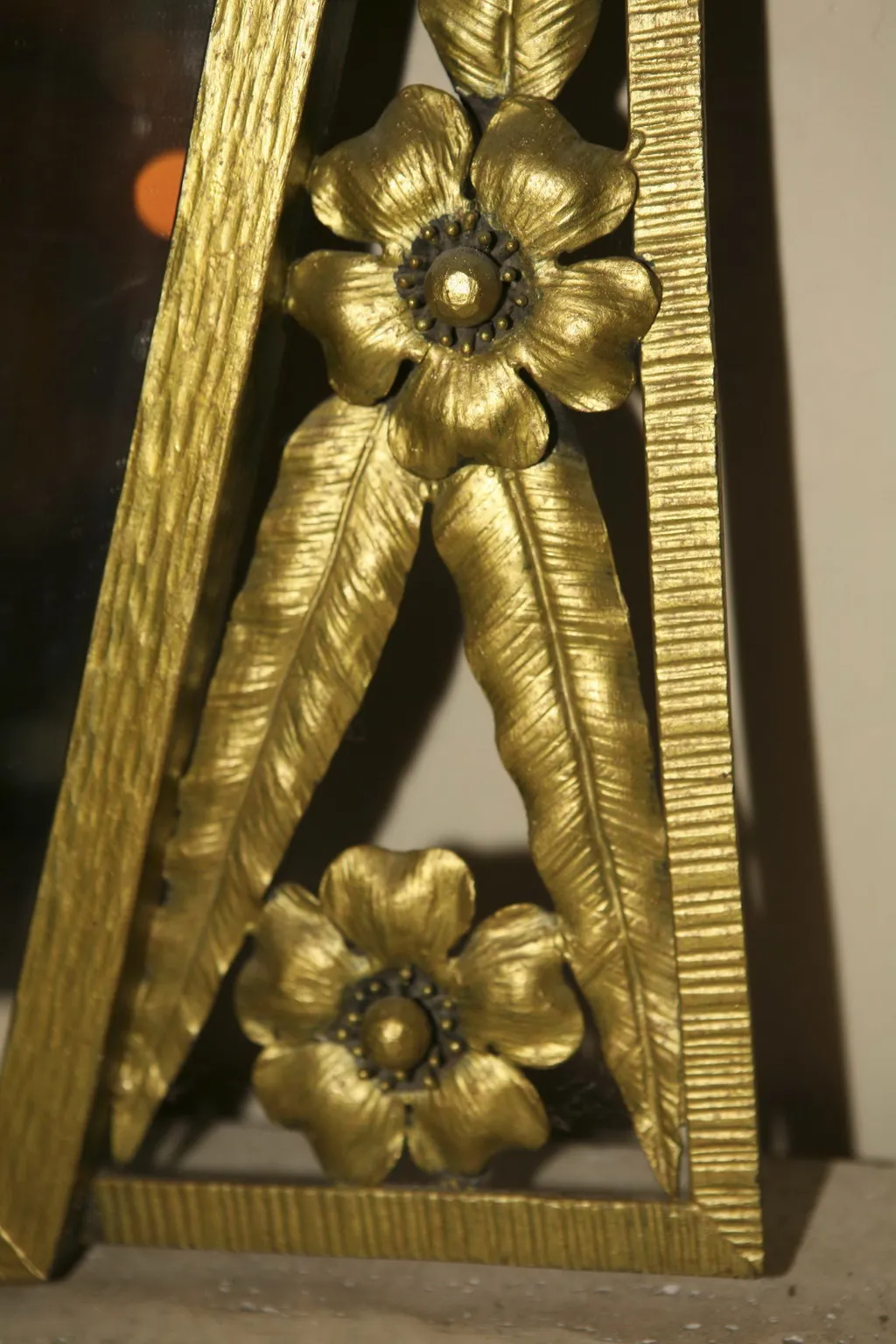 specchio antico decorato con fiori e foglie dorate