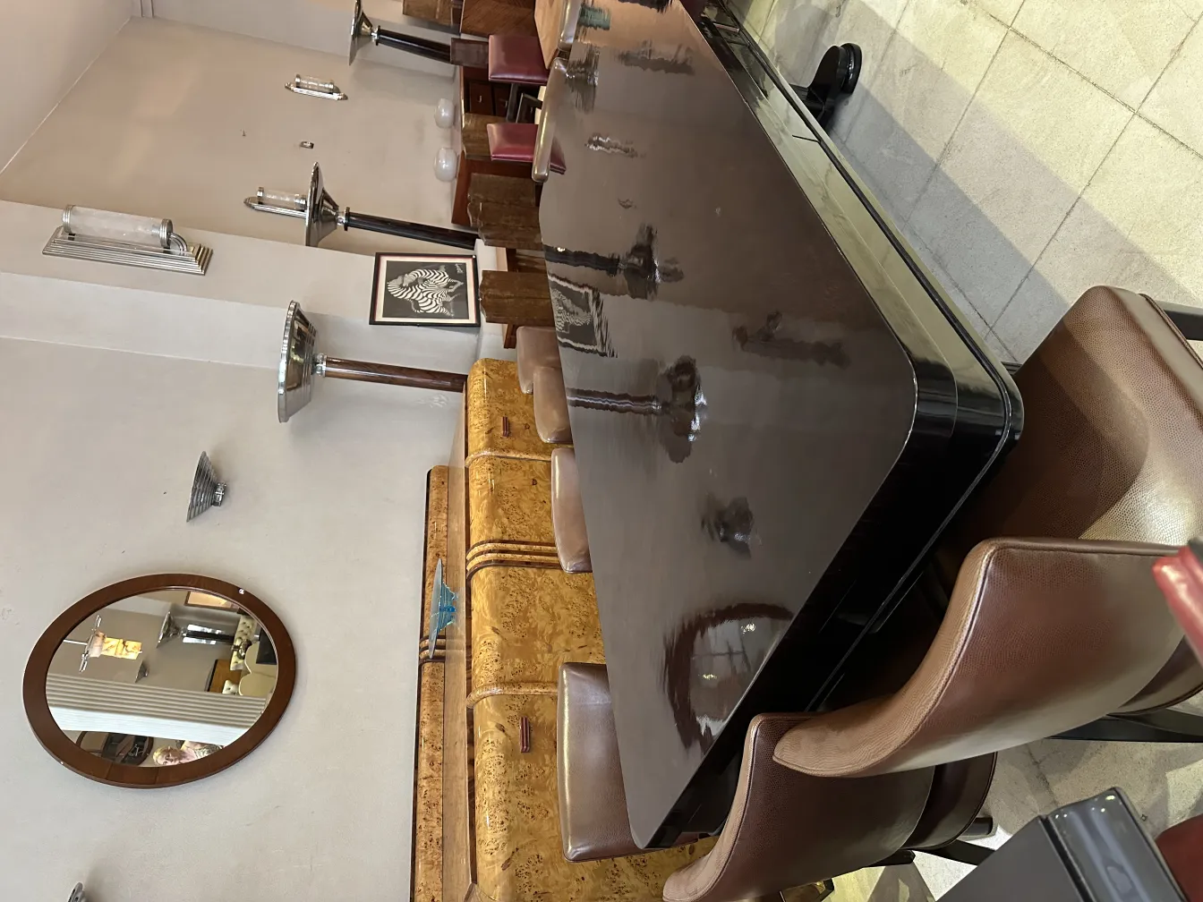 specchio rotondo da parete antico, decorazione elegante e morbida in un ambiente accogliente