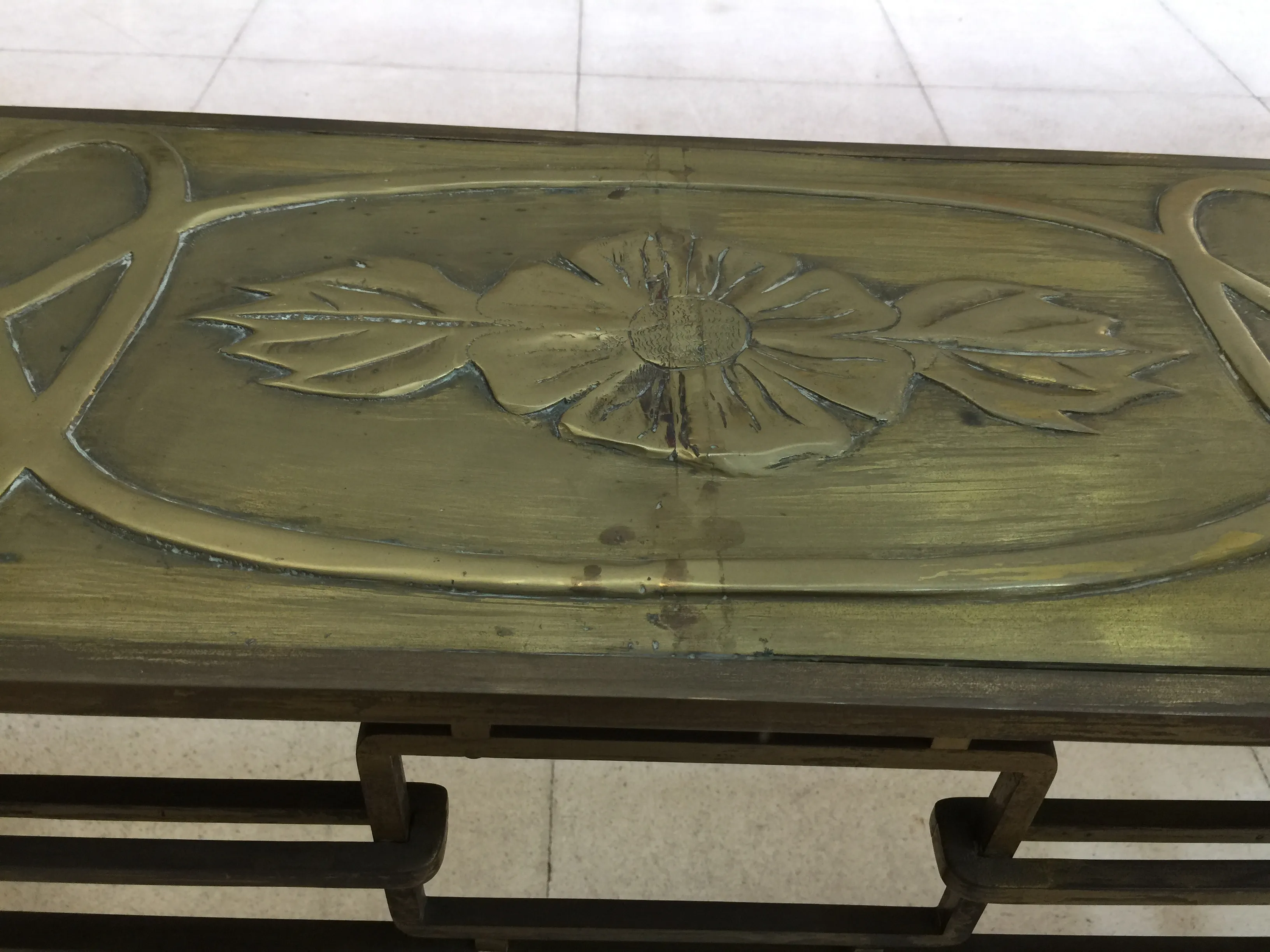 Table à manger ancienne avec des gravures art déco, dans un cadre accueillant.