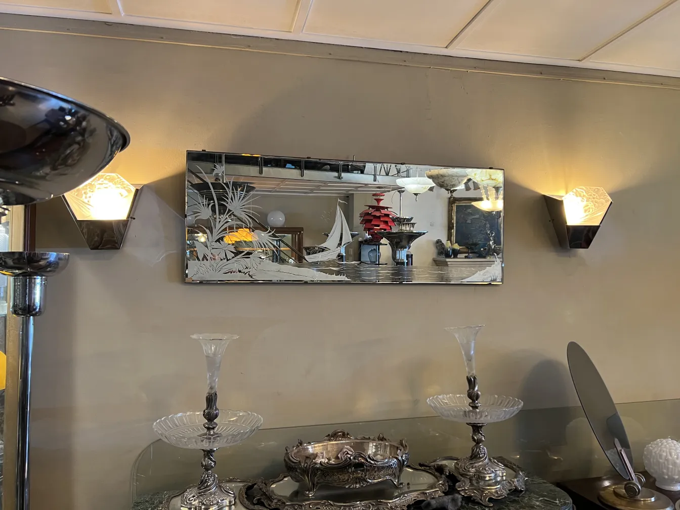 espelho antigo decorado, com luzes e objetos ao redor