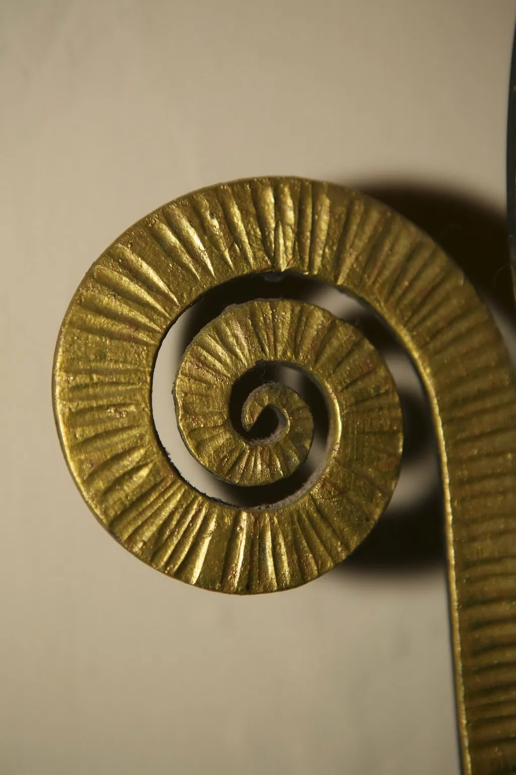 gros plan sur un miroir ancien avec design en spirale