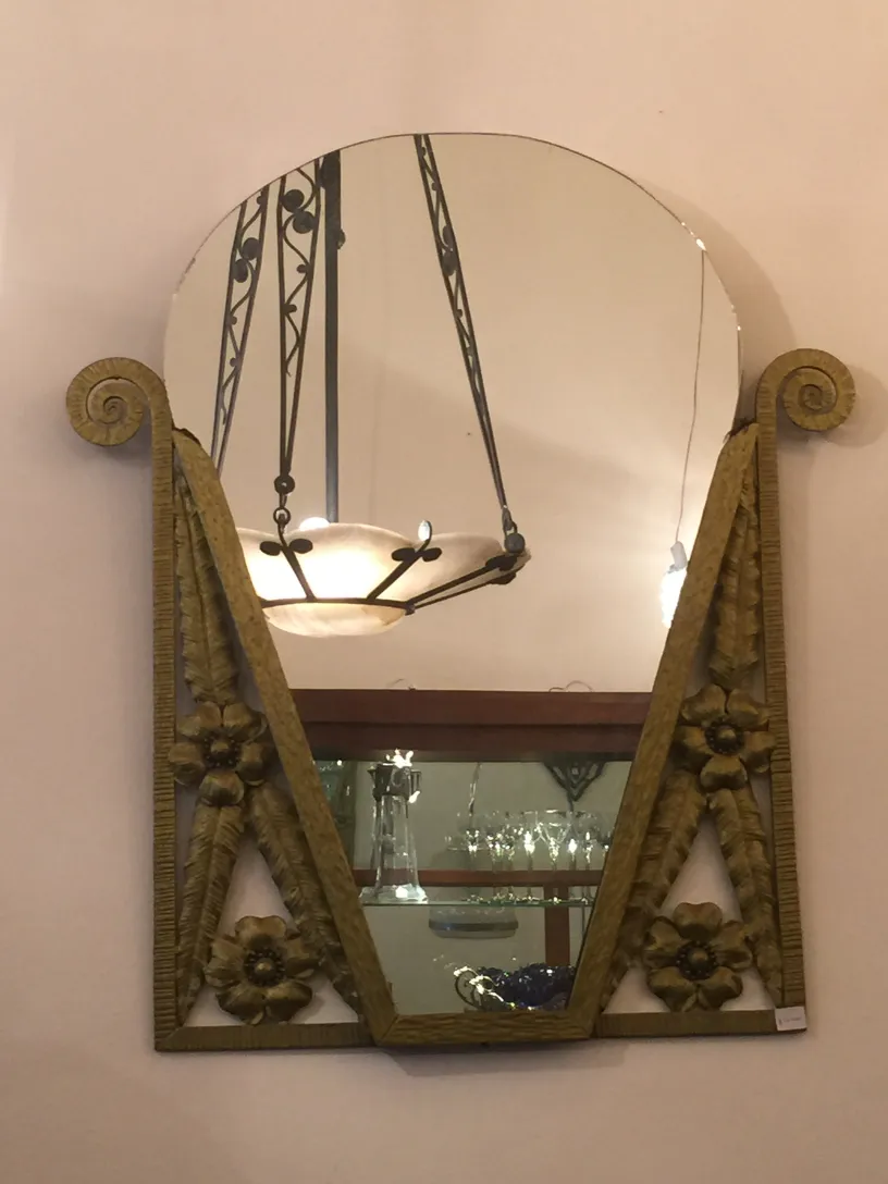 Miroir ancien décoratif avec fleur dans le cadre, ambiance vintage.