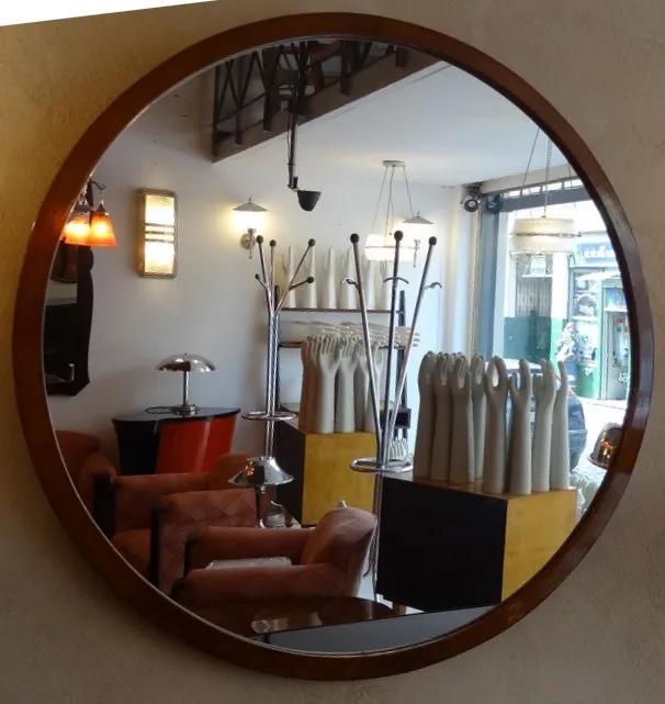 miroir ovale ancien dans un cadre vintage avec des meubles