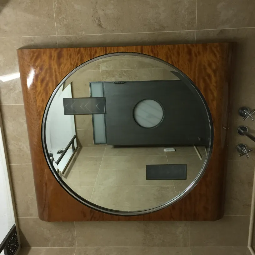 antiker Spiegel mit hellem Rahmen in runder Form