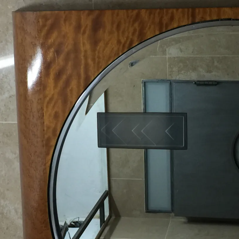 miroir ancien avec cadre arrondi dans un cadre moderne