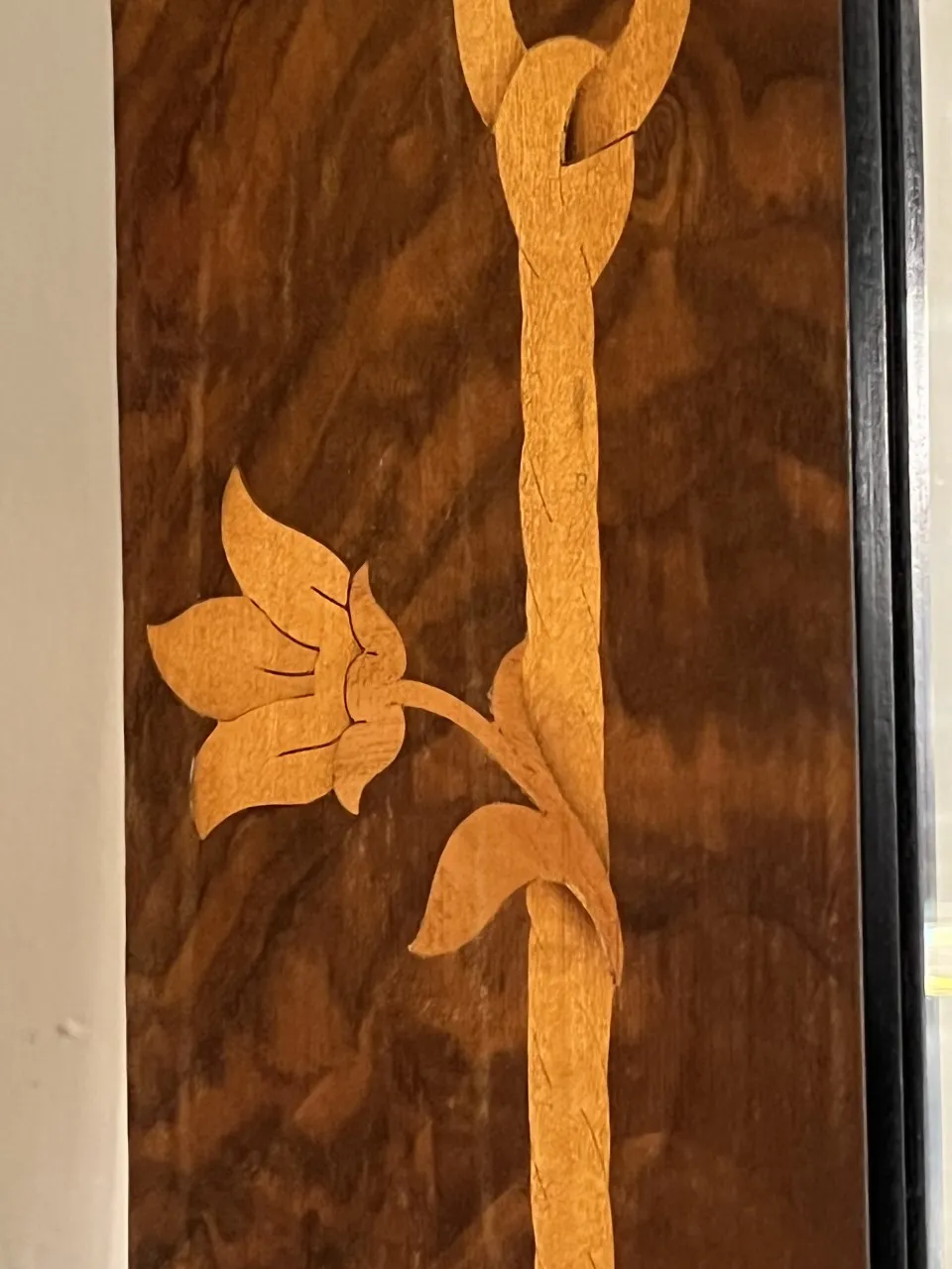 Espelho antigo decorativo com detalhes de flores em madeira.