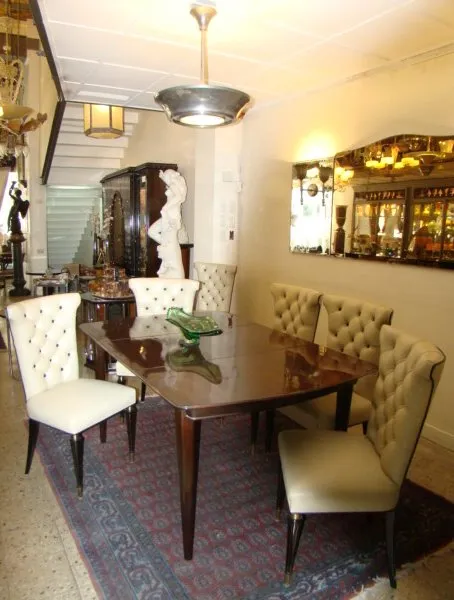 espelho antigo com moldura decorativa em ambiente elegante