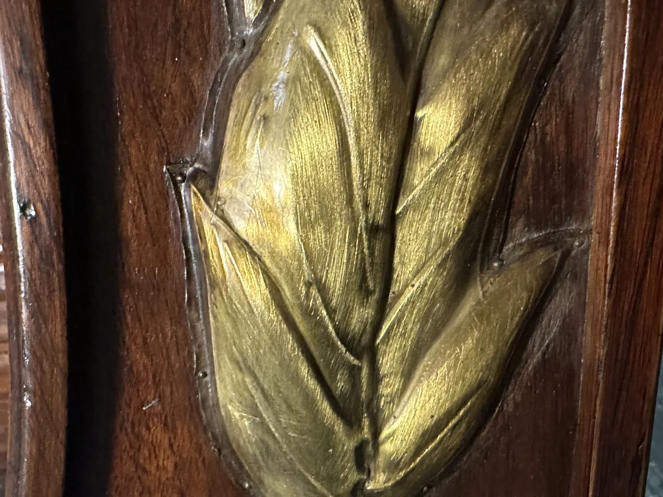 miroir ancien avec détails en relief dorés