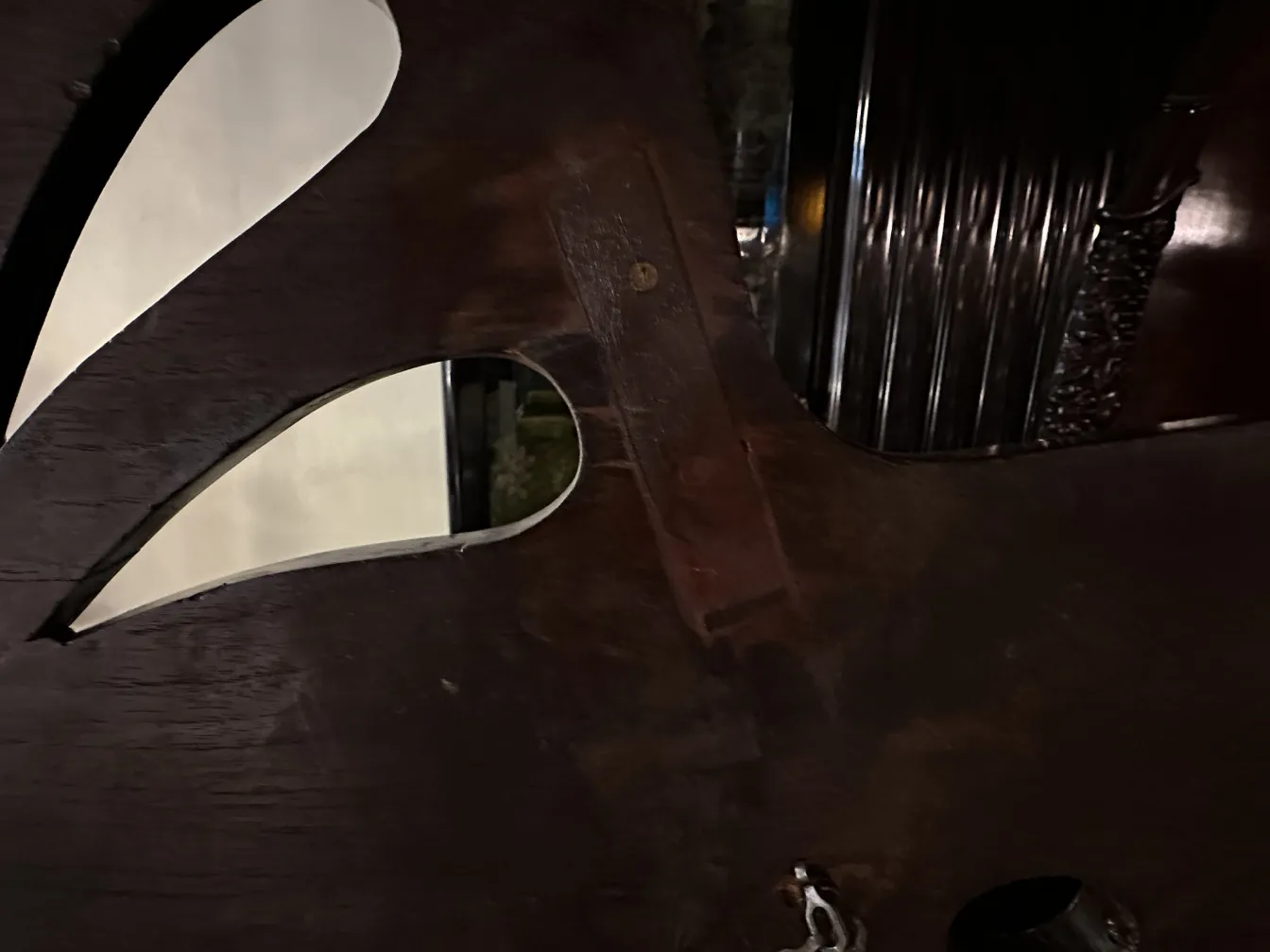 古董装饰镜子，具有独特的形状，优雅的环境。