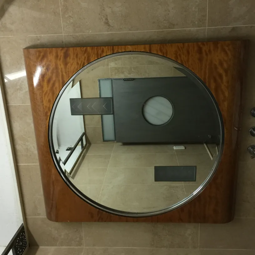 Miroir ancien avec cadre classique et surface circulaire.