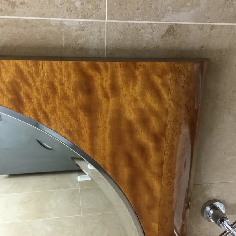 miroir ancien avec cadre classique dans un cadre neutre