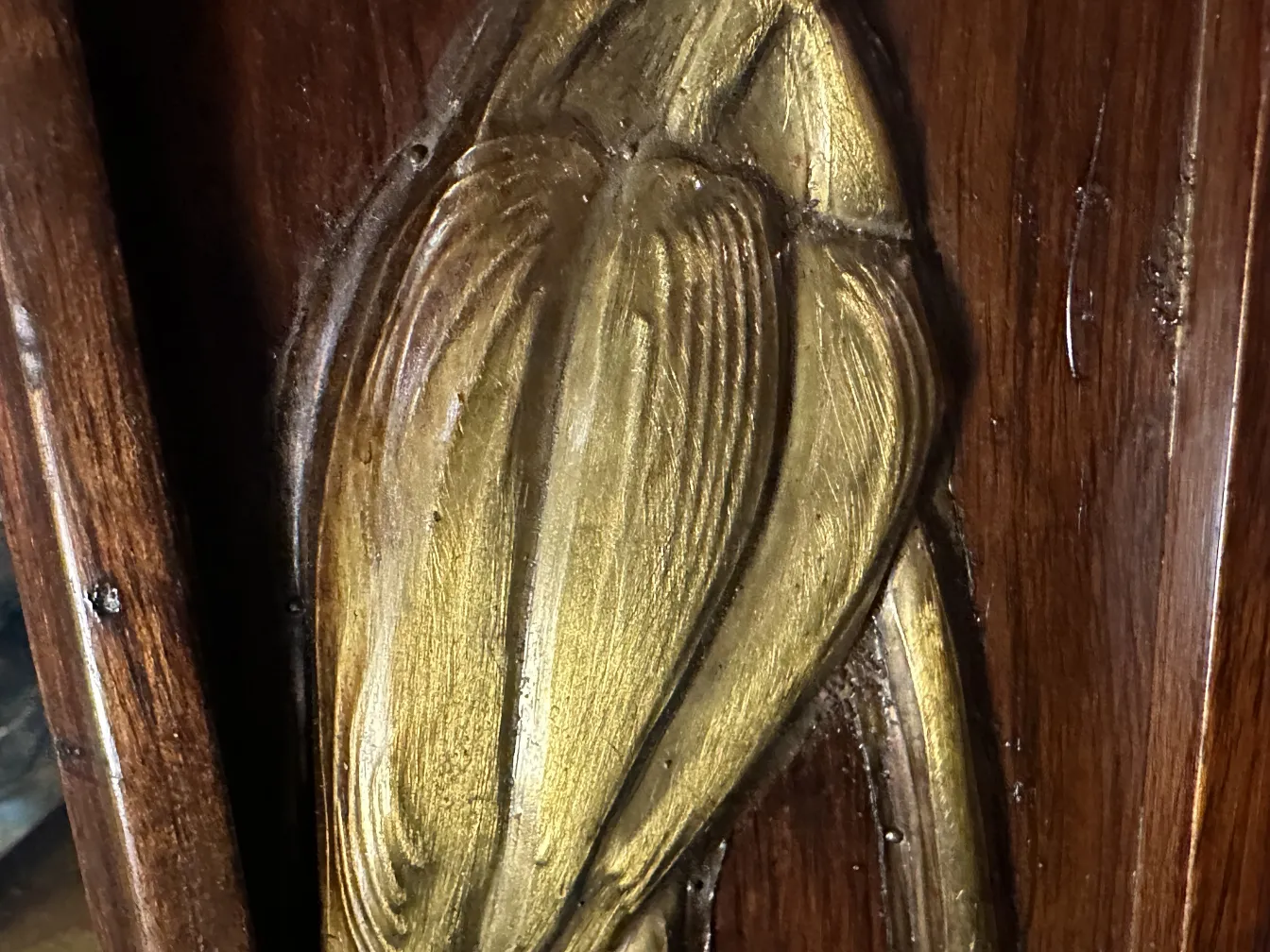 Antiker Spiegel mit goldenen Details in einem klassischen Rahmen.