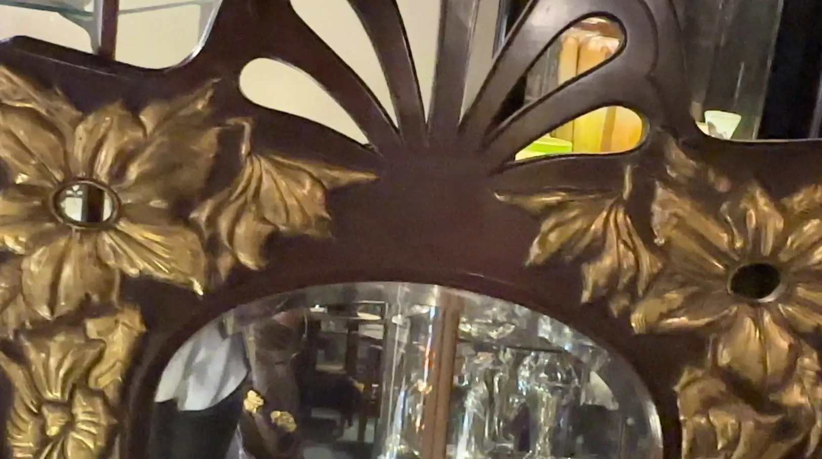 प्राचीन आईने में पत्तियों के आकार का सजावटी फ्रेम