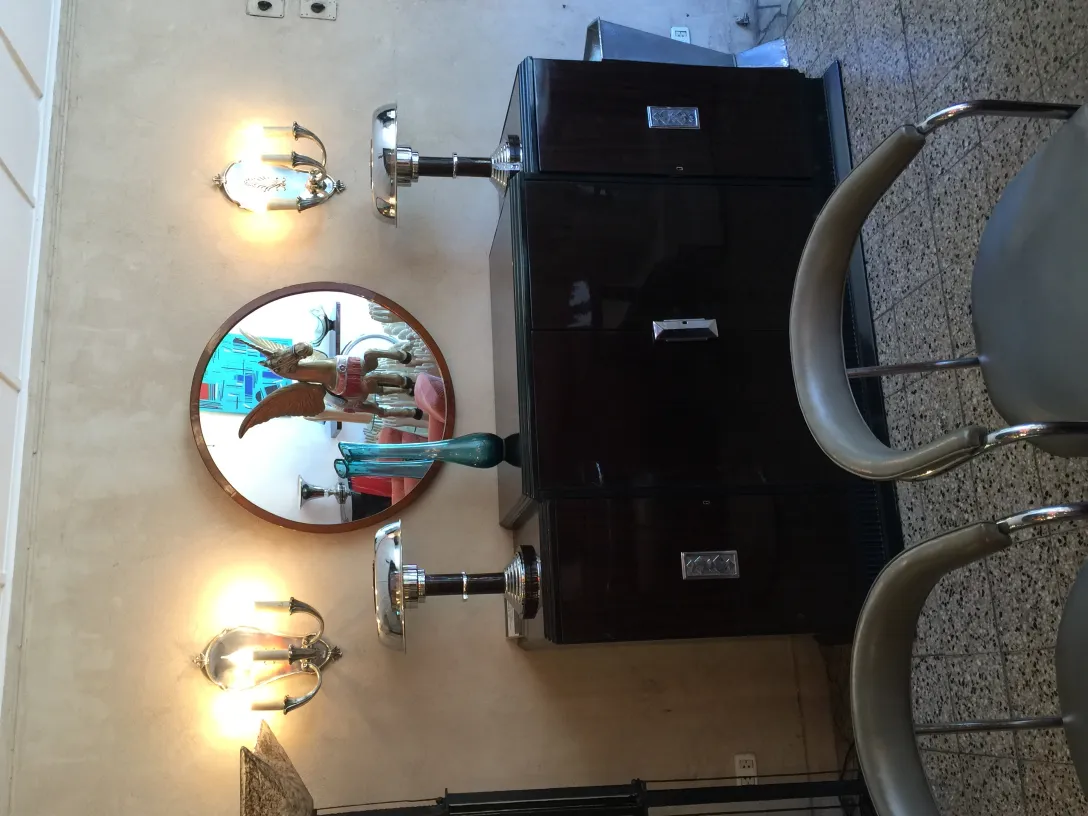 miroir ancien avec cadre rond, détails décoratifs, ambiance conviviale