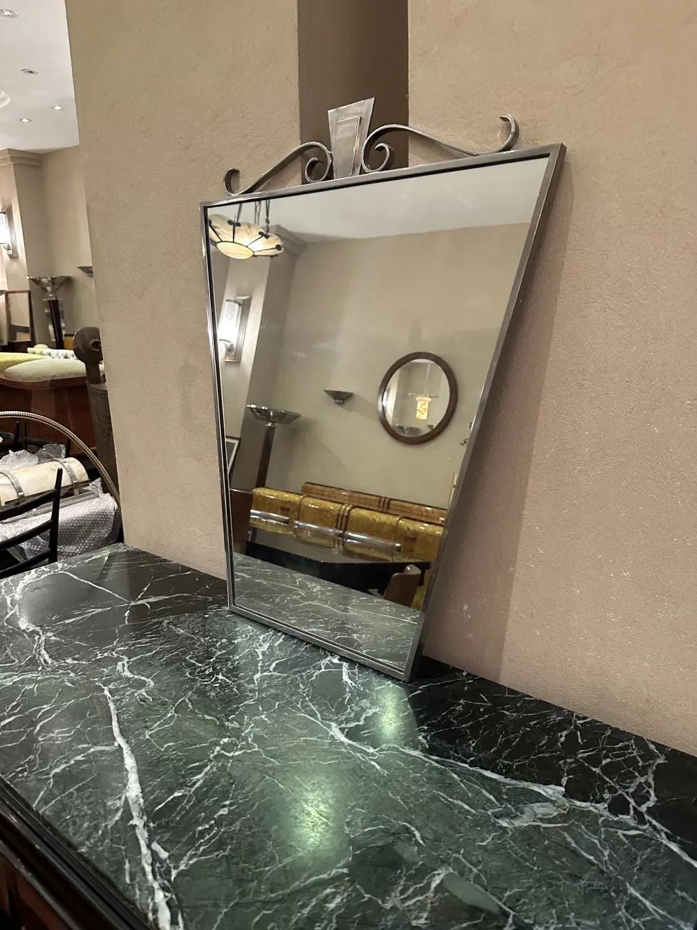 specchio antico con design decorativo in un ambiente elegante