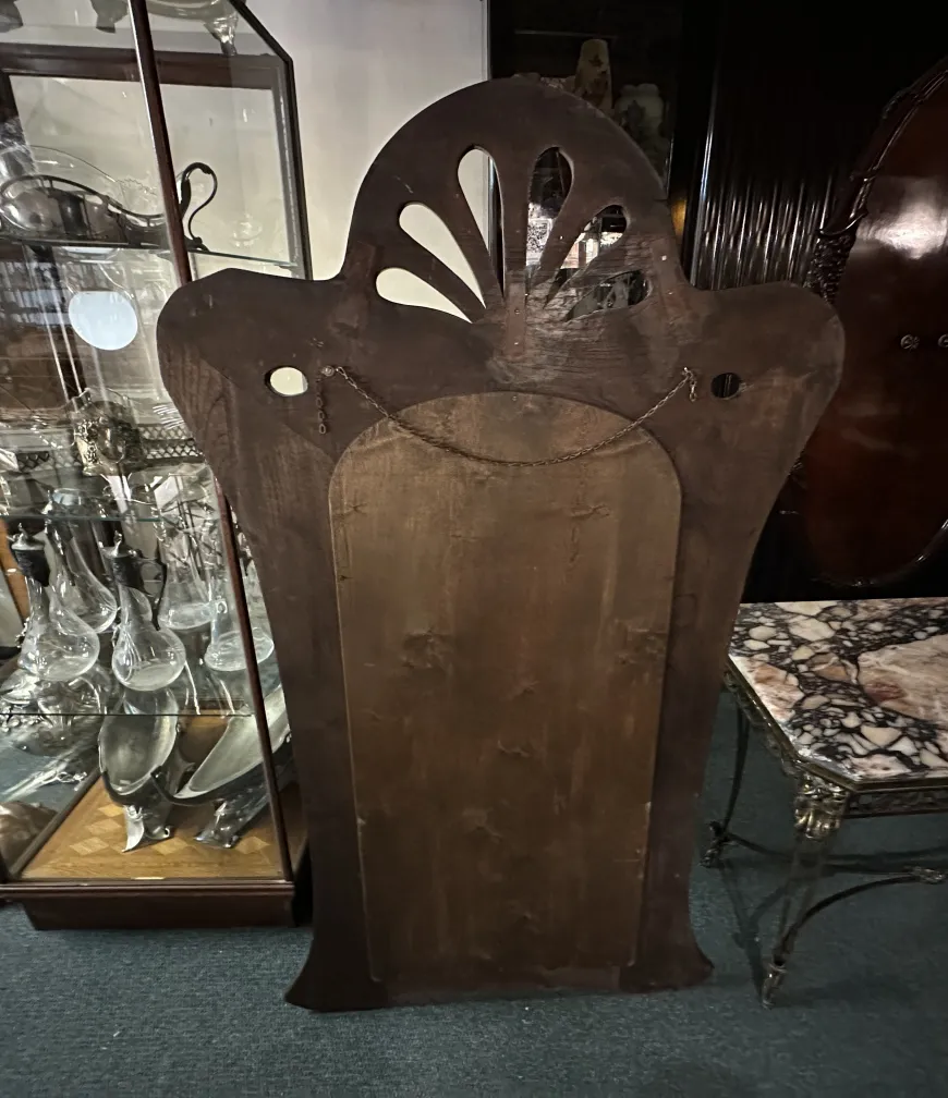 espelho antigo com moldura decorativa em um ambiente elegante