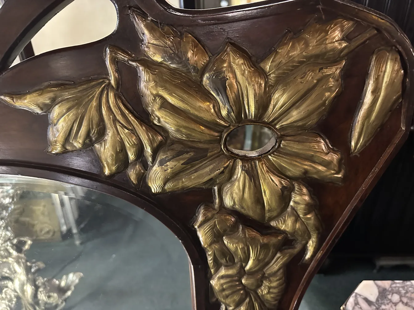 miroir ancien avec des fleurs et des feuilles sculptées