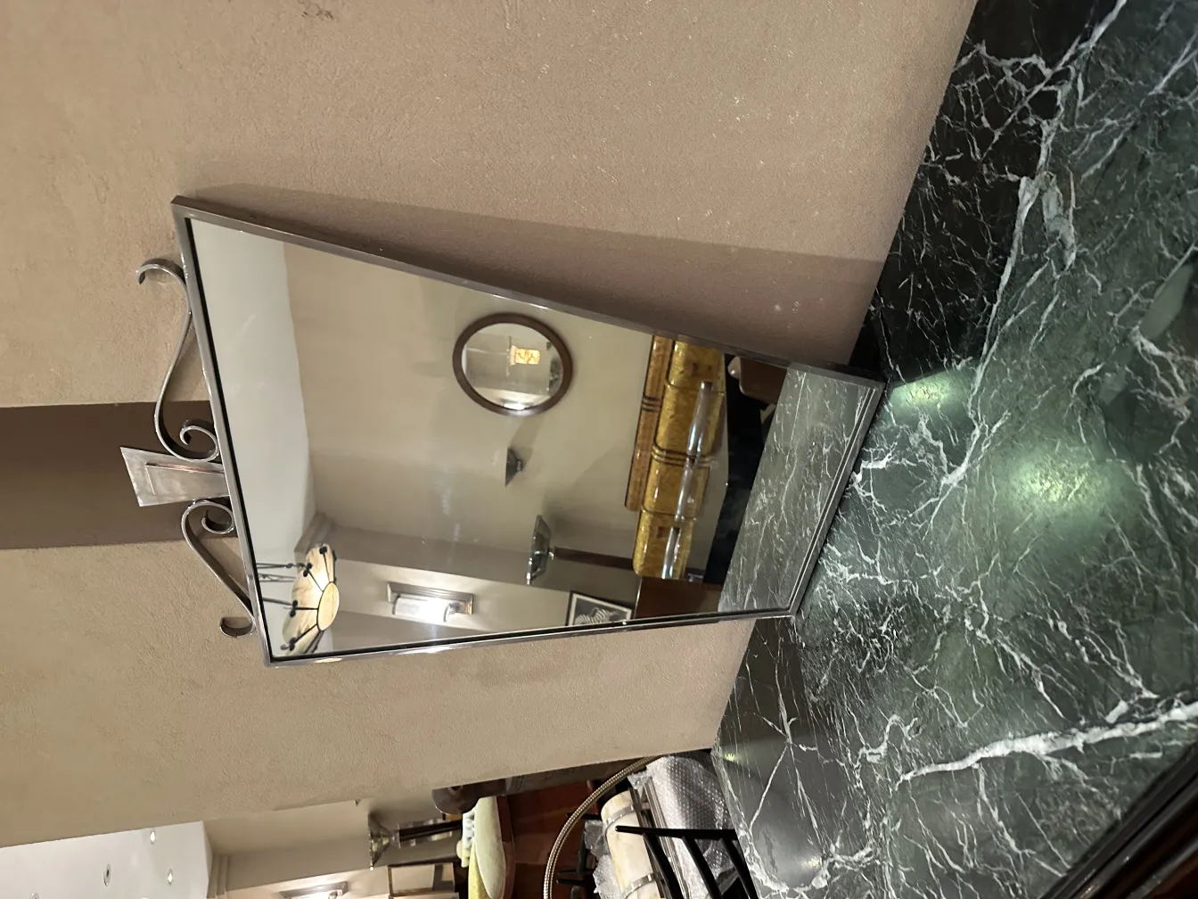 miroir ancien avec cadre décoratif dans un cadre classique