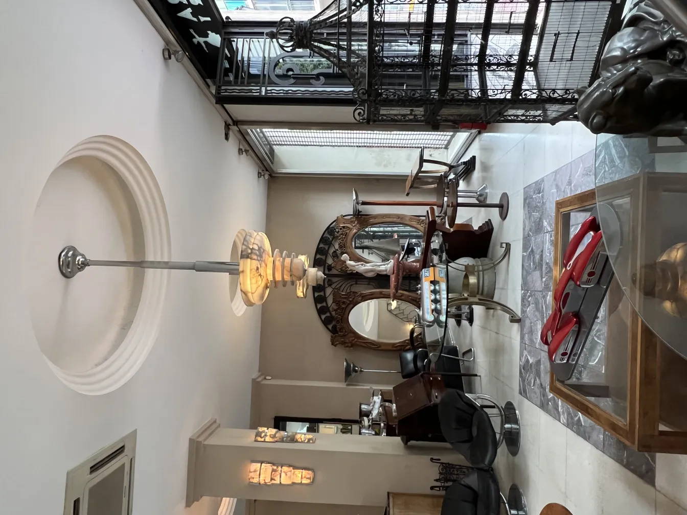 espejo antiguo decorativo en una tienda de antigüedades