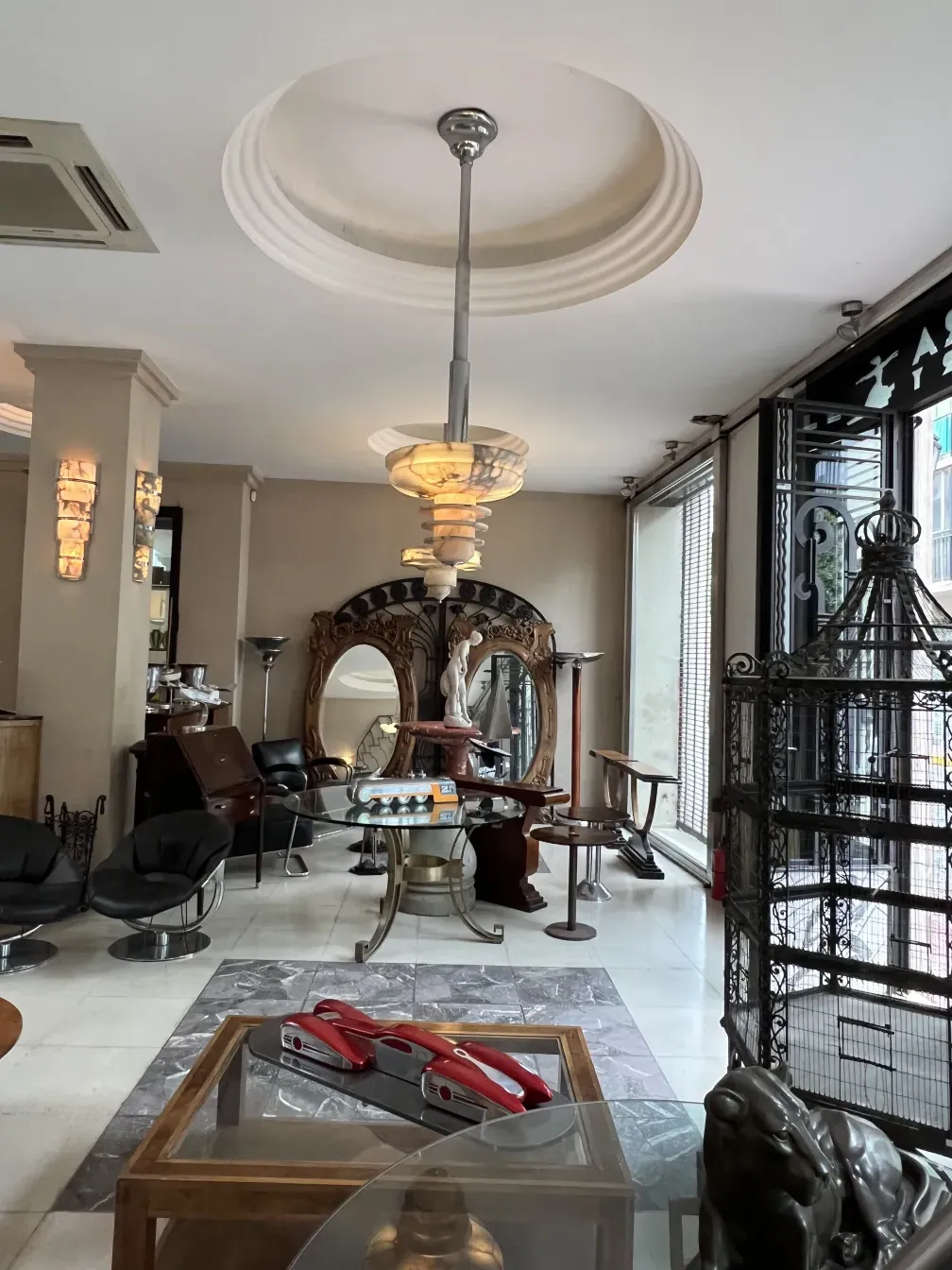 Espelho antigo decorativo em um ambiente elegante