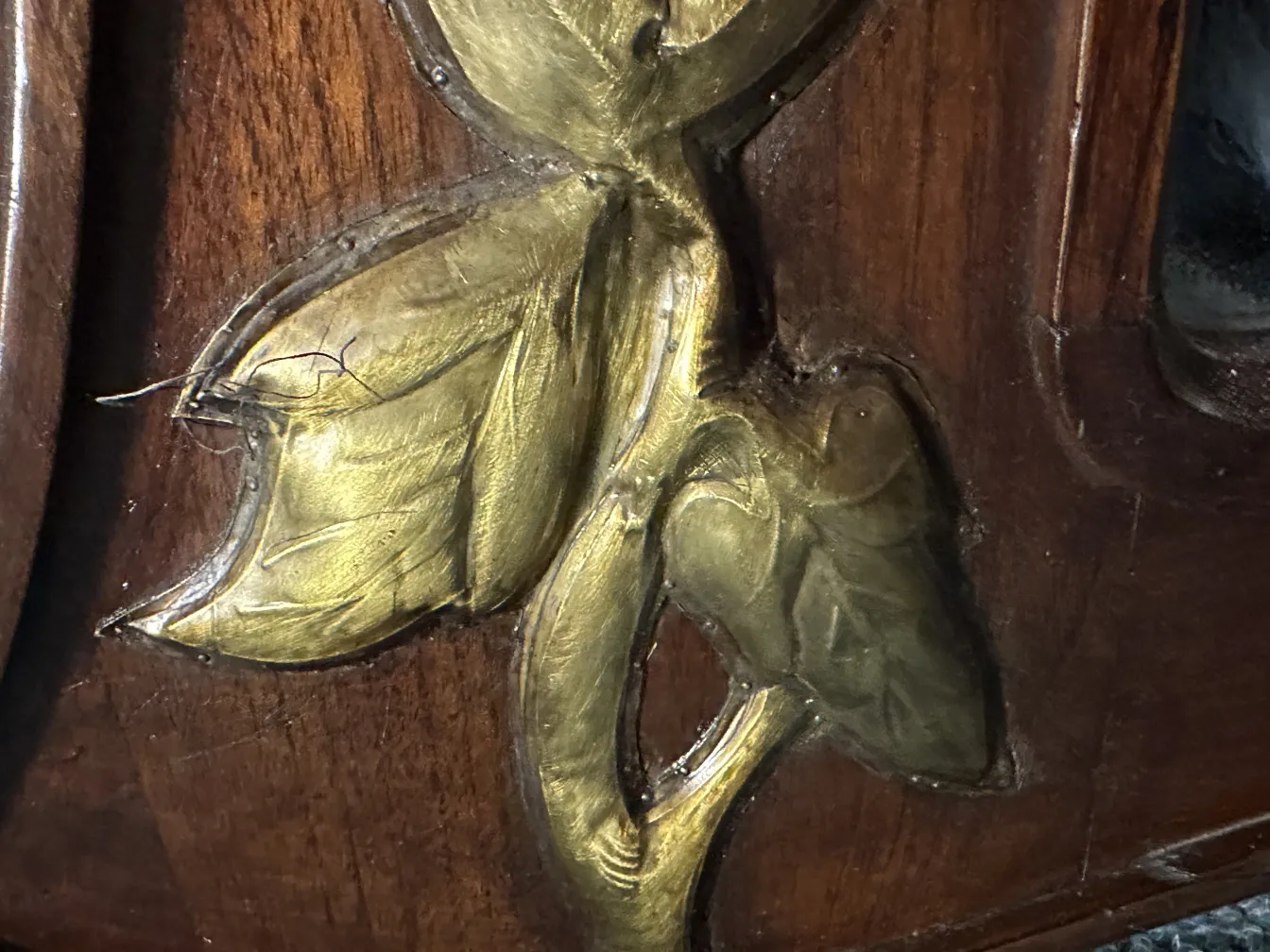 金の葉彫刻で飾られた古い鏡