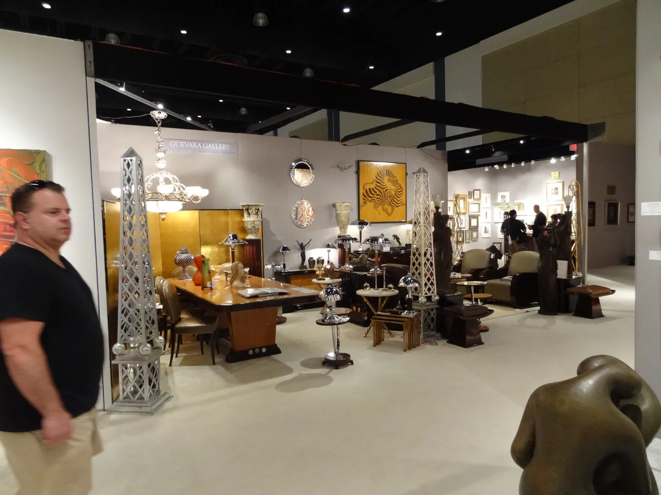 specchio decorativo antico in una galleria d'arte