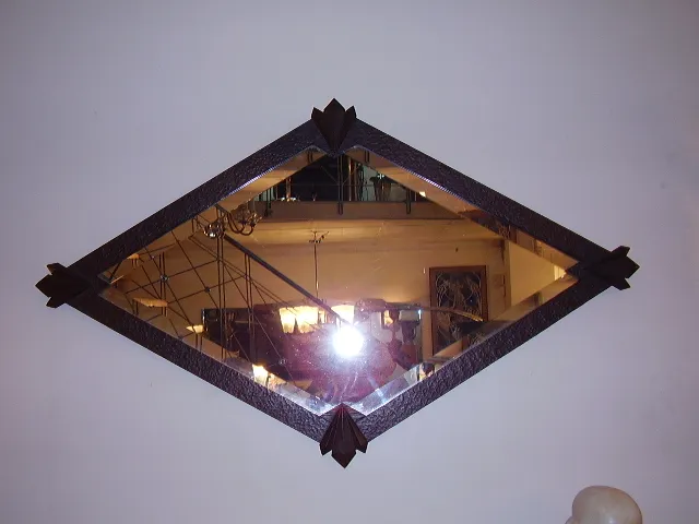 espelho antigo em uma moldura de diamante com reflexo