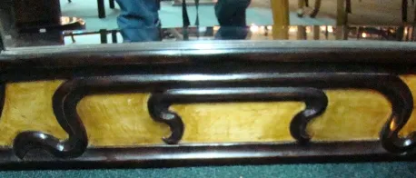 Espejo antigo decorativo com moldura detalhada, fundo iluminado