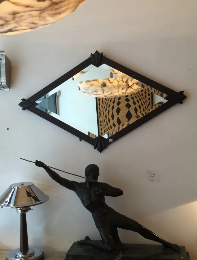 specchio antico a forma di diamante in un ambiente elegante