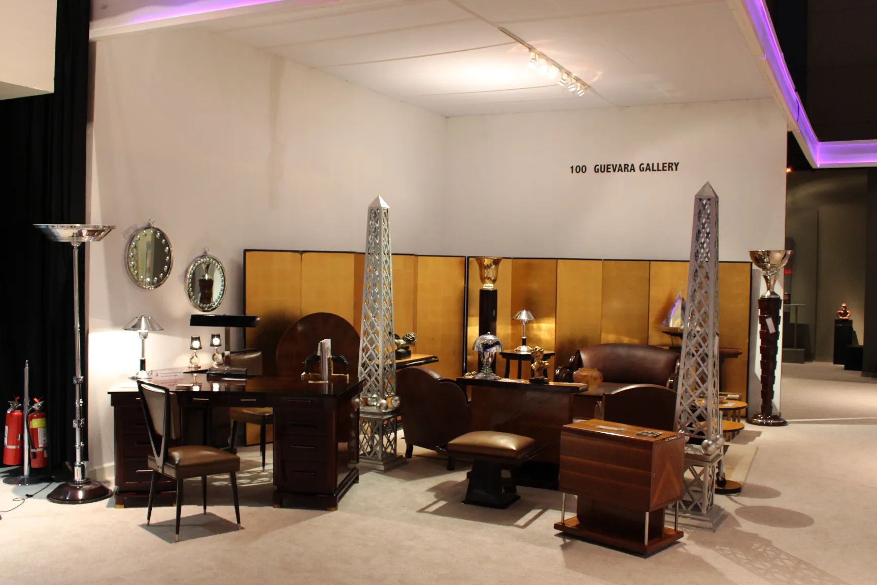 Espejo antiguo redondo con marco ornamental, ambiente elegante.