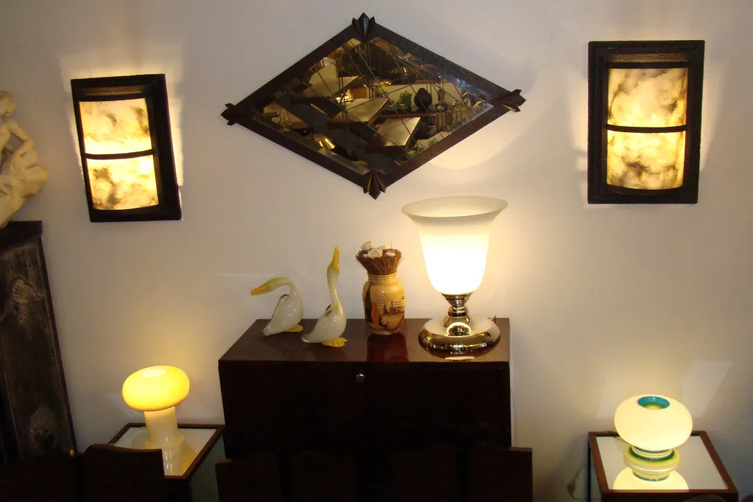 Miroir ancien décoratif sur un mur avec un éclairage doux.