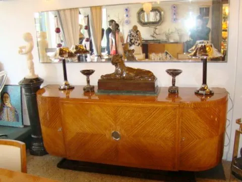 espelho decorativo antigo com estrutura e luzes ao lado