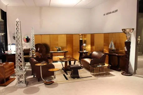 miroir ancien décoratif exposé dans une galerie