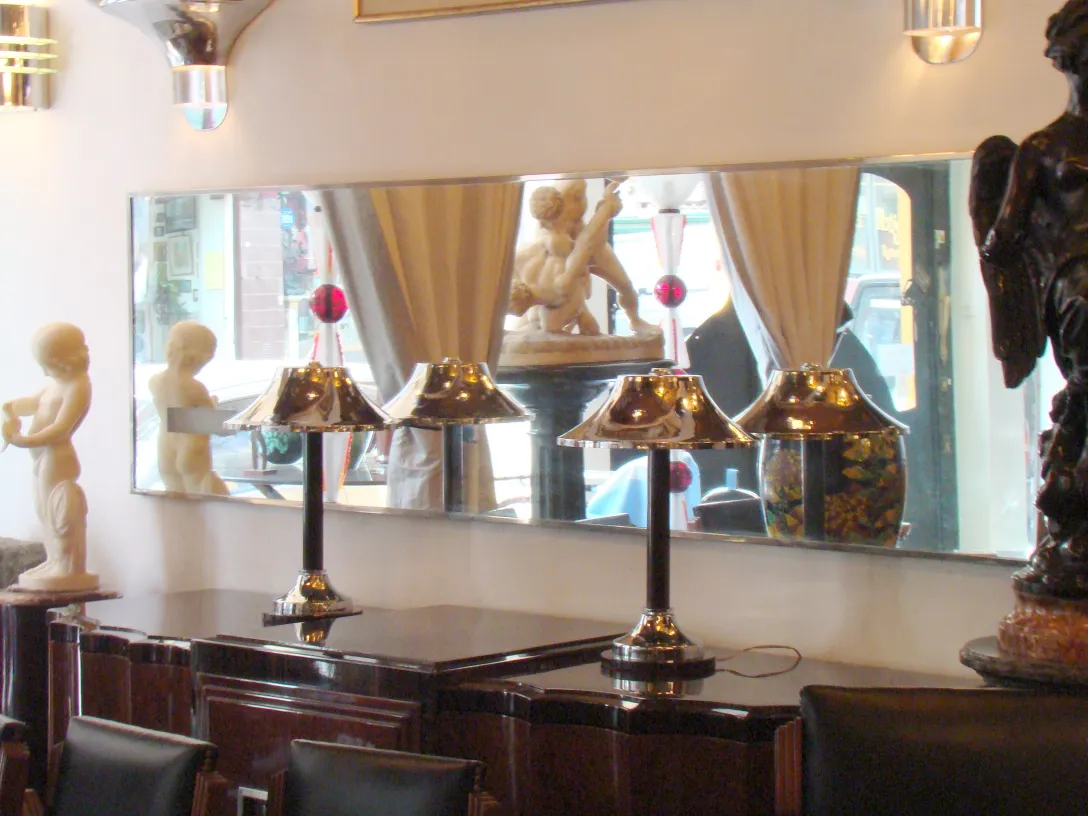 espejo antiguo con decoración, lámparas y esculturas