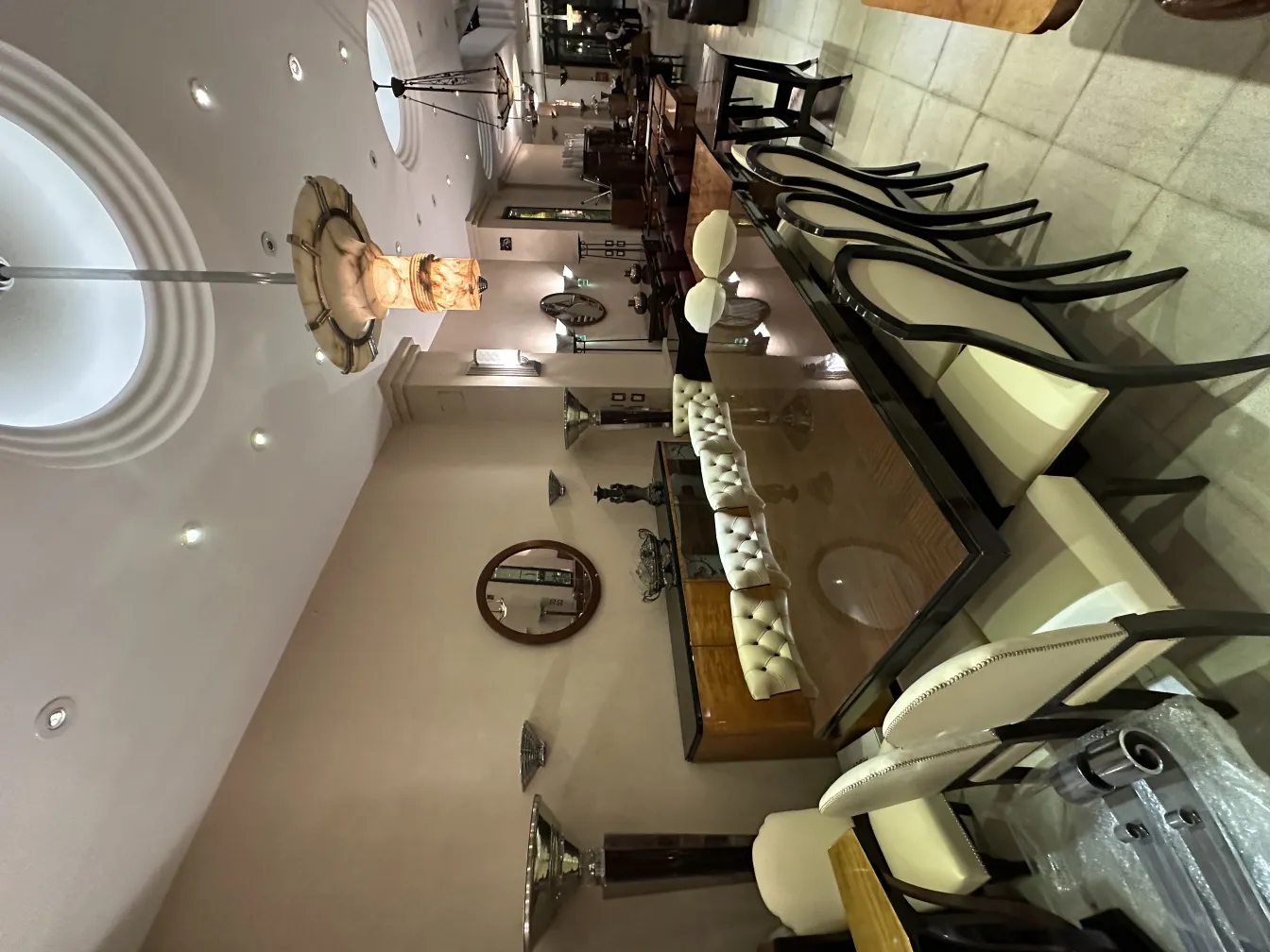 espelho antigo decorativo em ambiente elegante