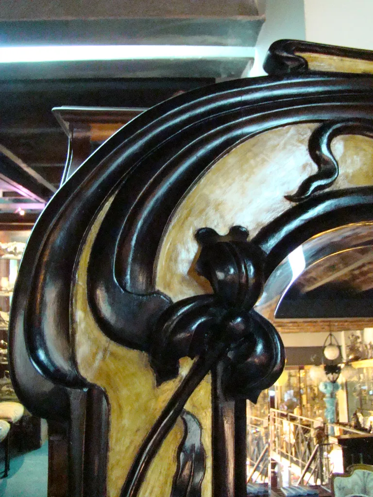 miroir ancien avec cadre décoratif et design artistique