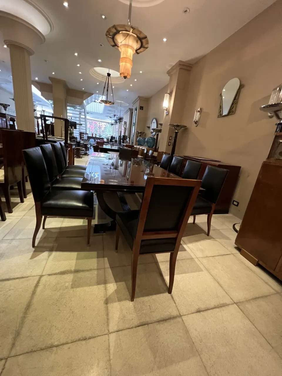 espelho antigo decorativo em um ambiente elegante, com cadeiras e mesa