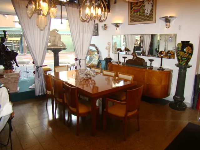 Espelho antigo decorativo em um ambiente elegante