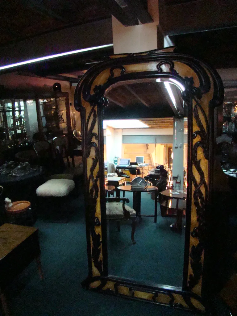 Espelho antigo com moldura ornamentada em ambiente clássico