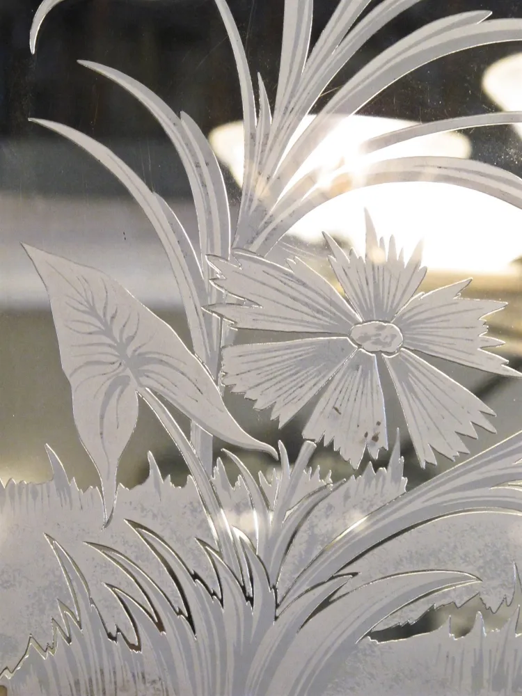 花と葉の彫刻が施された古い鏡。